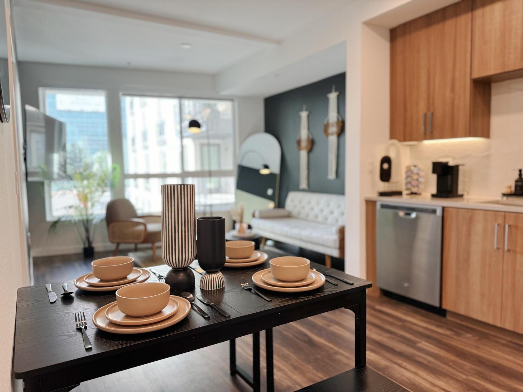 Spacious Hollywood Sunset View-free Parking Apartment