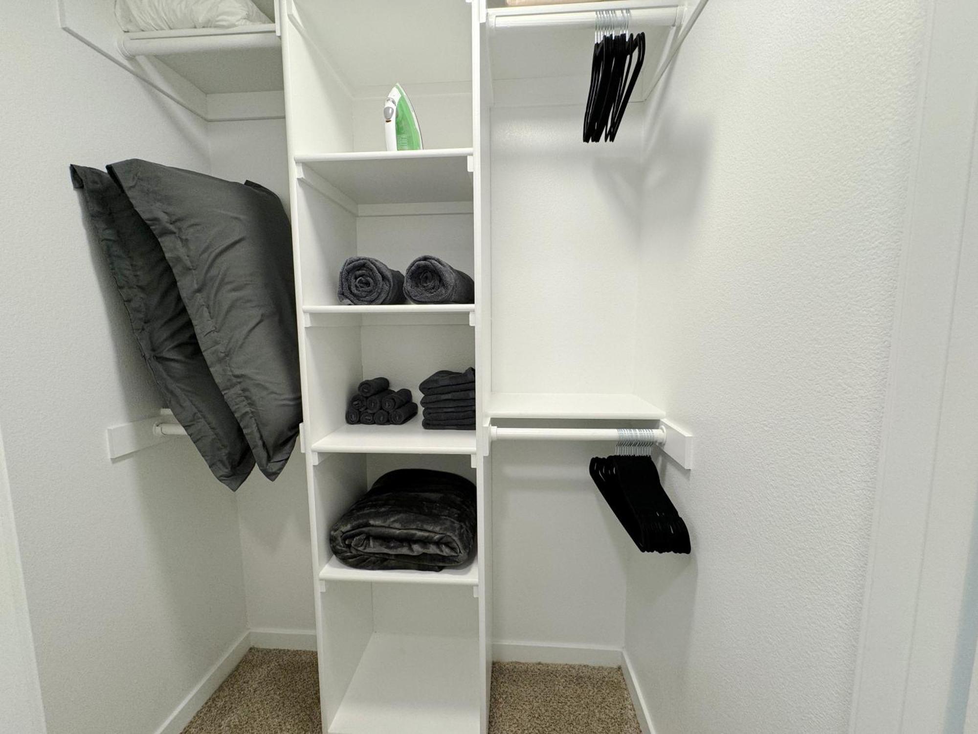 Spacious Hollywood Sunset View-free Parking Apartment Los Angeles