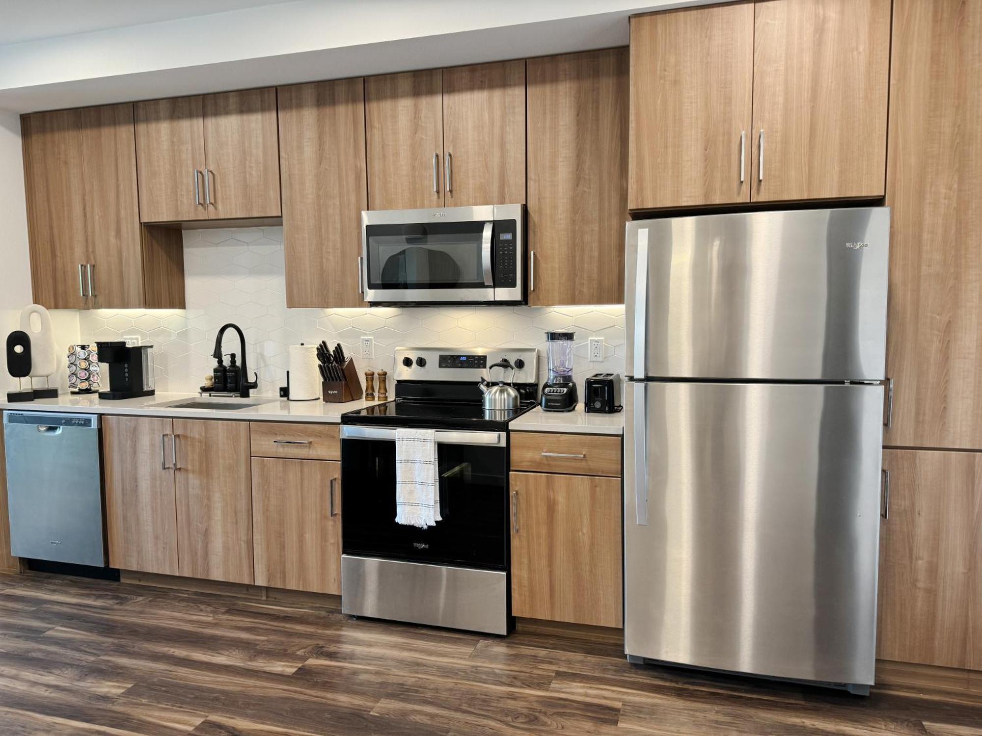 Spacious Hollywood Sunset View-free Parking Apartment Los Angeles