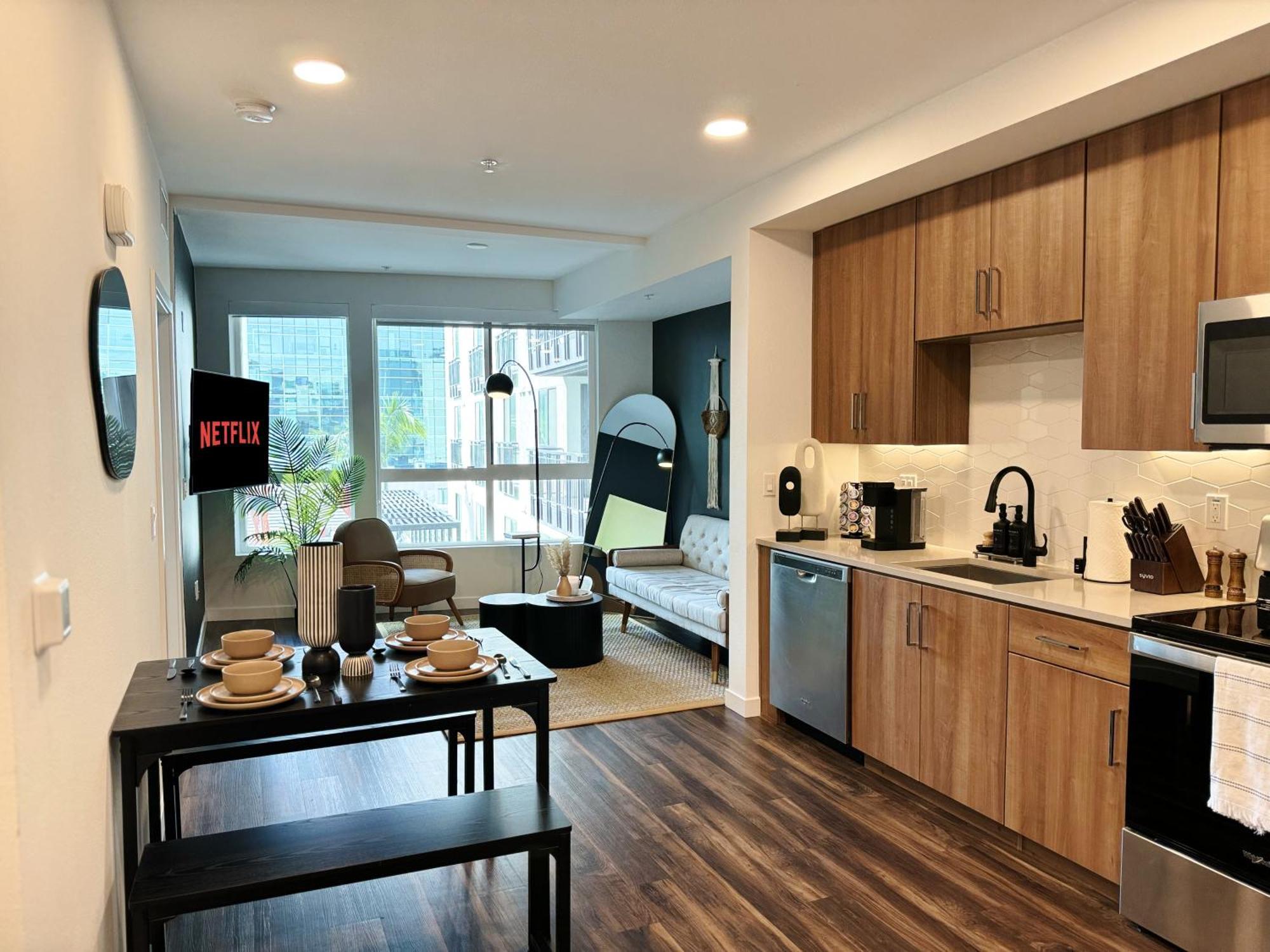 Spacious Hollywood Sunset View-free Parking Apartment