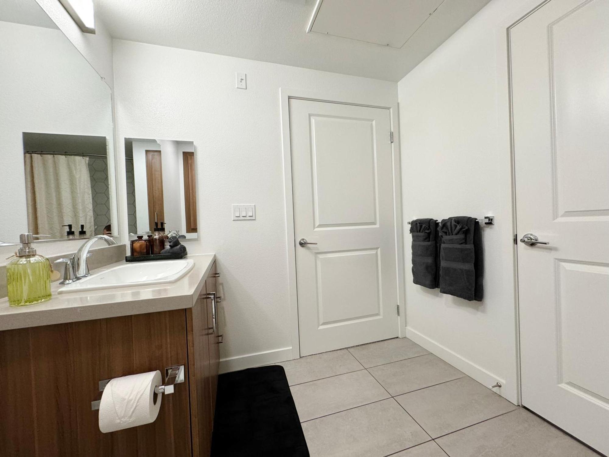 Spacious Hollywood Sunset View-free Parking Los Angeles